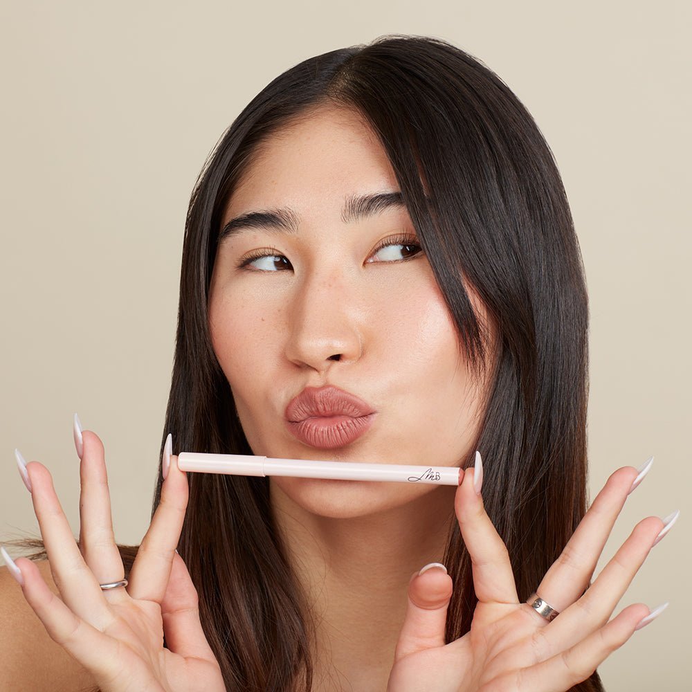 Hot Line Long-Wearing Lip Liner